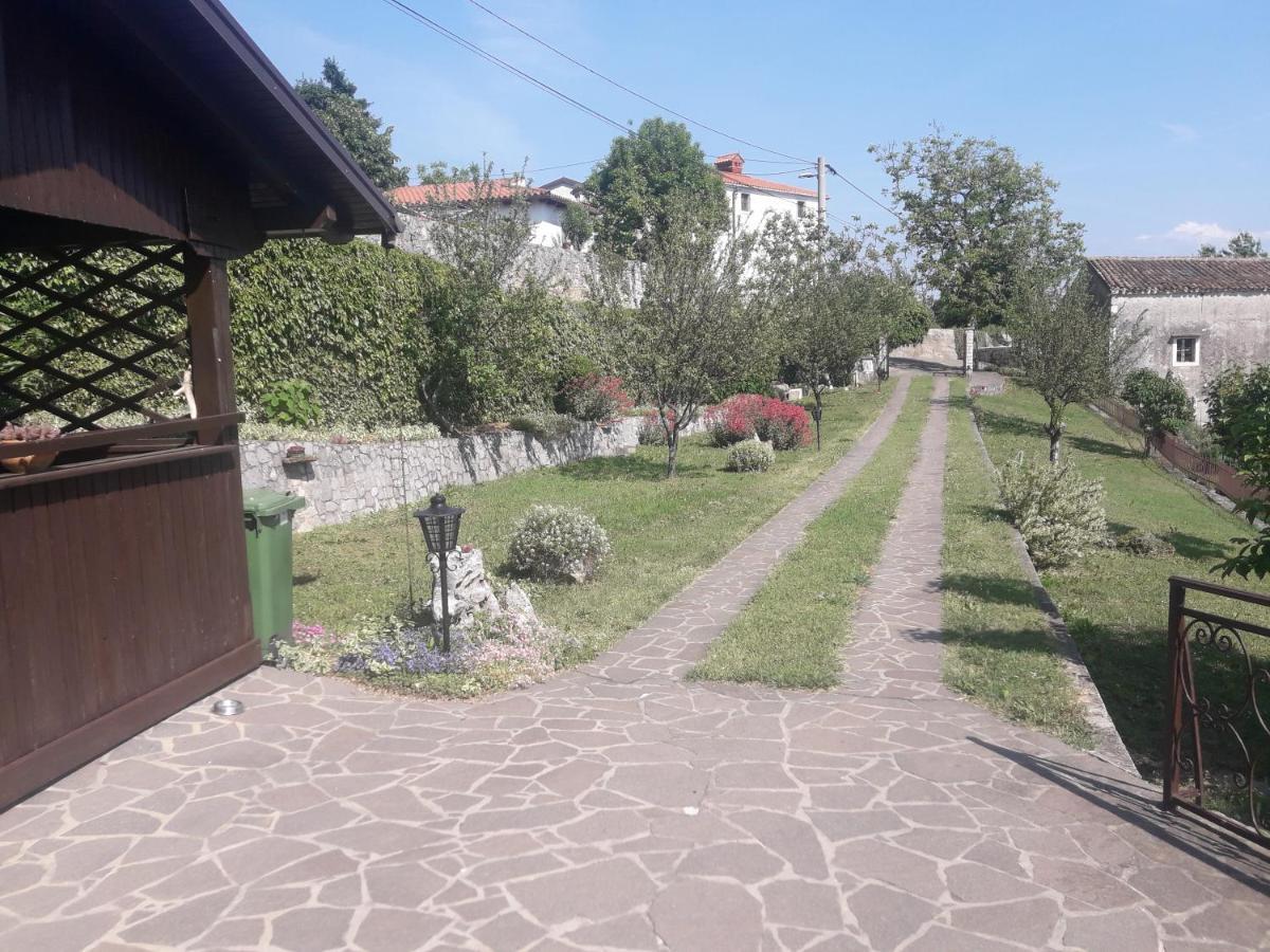 Apartma Oddih Dutovlje Exterior photo