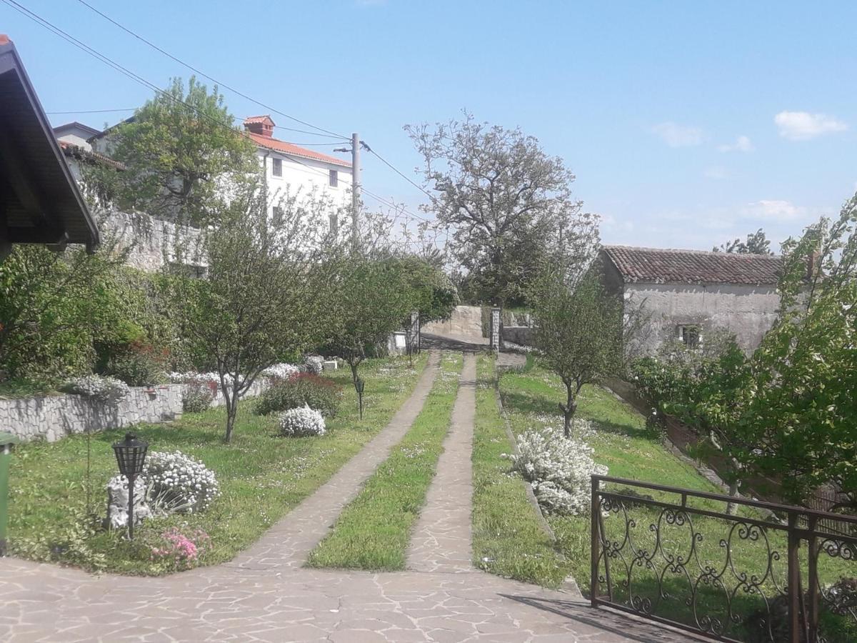 Apartma Oddih Dutovlje Exterior photo