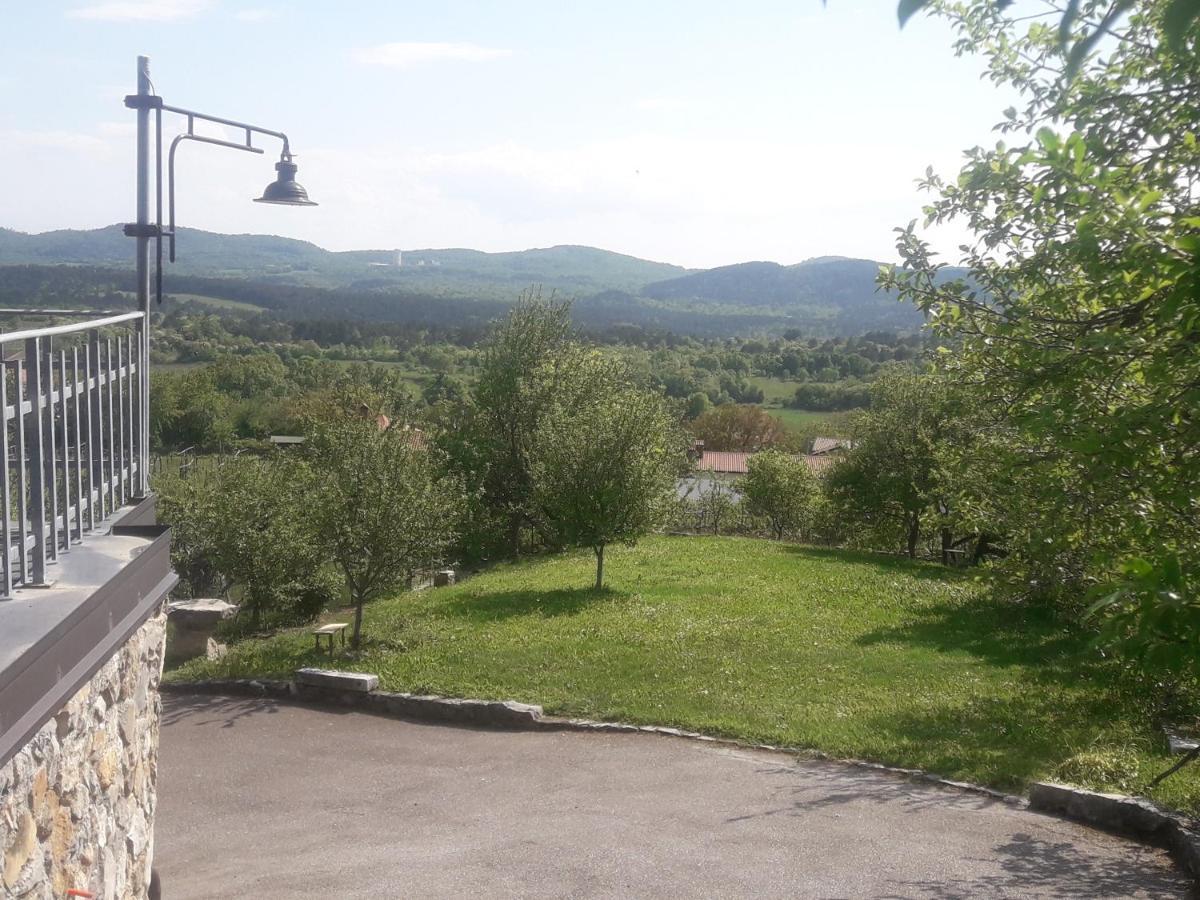 Apartma Oddih Dutovlje Exterior photo