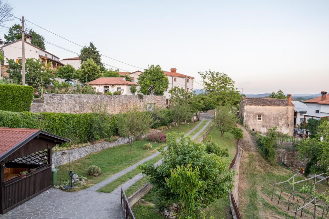 Apartma Oddih Dutovlje Exterior photo