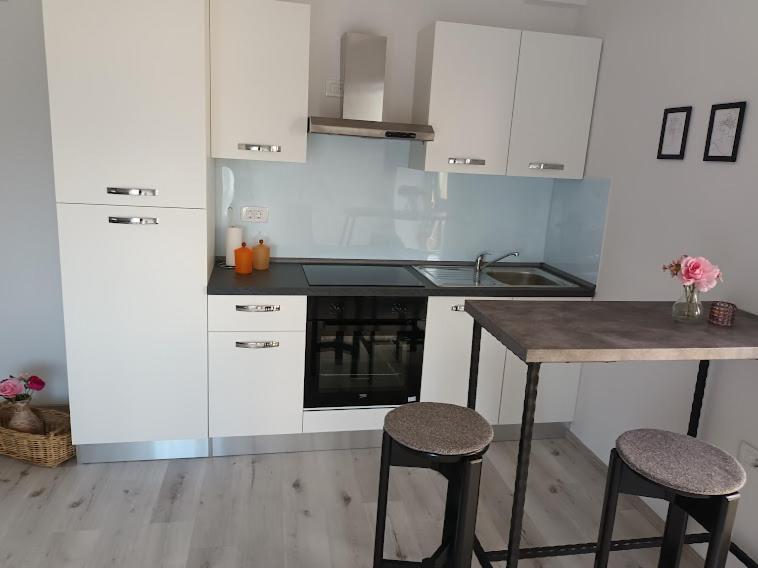 Apartma Oddih Dutovlje Exterior photo